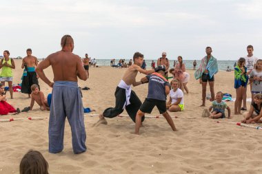 Zatoka, Odessa, Ukrayna - 16 Temmuz 2019: Kazaklar ulusal kostümlerle göğüs göğüse savaşıyor