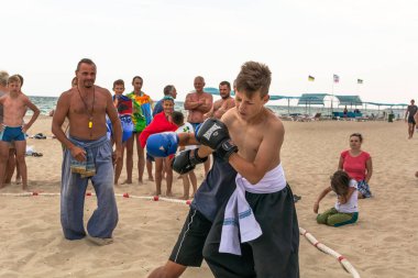 Zatoka, Odessa, Ukrayna - 16 Temmuz 2019: Kazaklar ulusal kostümlerle göğüs göğüse savaşıyor