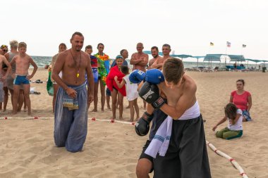 Zatoka, Odessa, Ukrayna - 16 Temmuz 2019: Kazaklar ulusal kostümlerle göğüs göğüse savaşıyor