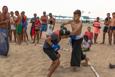 Zatoka, Odessa, Ukrayna - 16 Temmuz 2019: Kazaklar ulusal kostümlerle göğüs göğüse savaşıyor