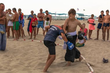 Zatoka, Odessa, Ukrayna - 16 Temmuz 2019: Kazaklar ulusal kostümlerle göğüs göğüse savaşıyor