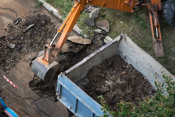 Excavadora Rompe Asfalto Avance Una Tubería Suministro Agua Agua Lavó —  Fotos de Stock