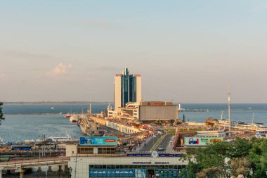 Ukrayna, Odessa - 23 Ağustos 2019: Potemkin merdivenlerinden Odessa liman manzarası.