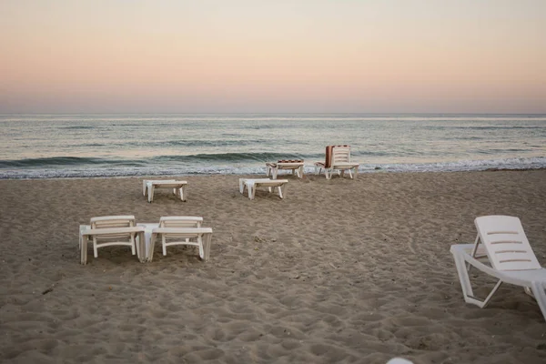 비치의자 시즌이 끝나면 해변에 플라스틱 해변용 의자가 여과기 — 스톡 사진