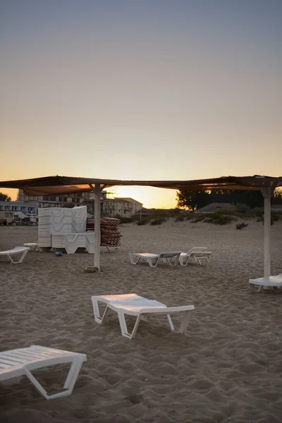 Des Chaises Longues Fin Saison Balnéaire Chaise Longue Plage Plastique — Photo