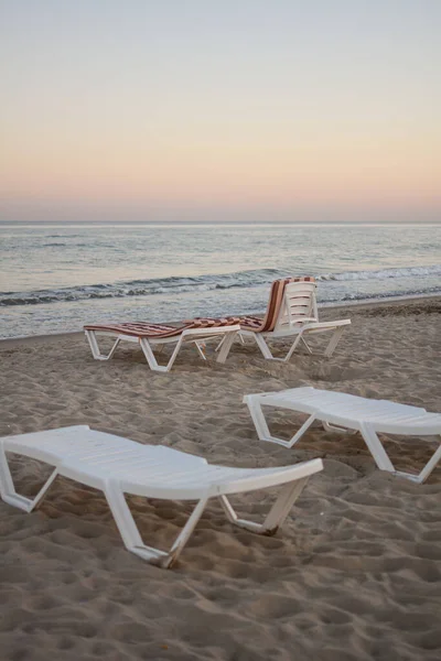 Plaj Sandalyeleri Plaj Sezonunun Sonunda Gün Batımında Plaj Sandalyesinde Boş — Stok fotoğraf