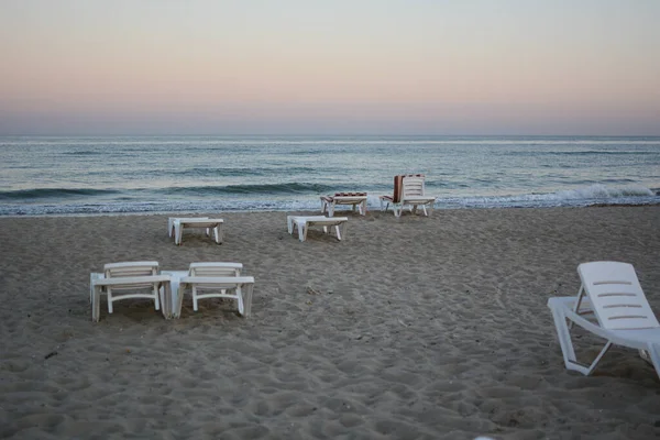 Plaj Sandalyeleri Plaj Sezonunun Sonunda Gün Batımında Boş Bir Sahilde — Stok fotoğraf