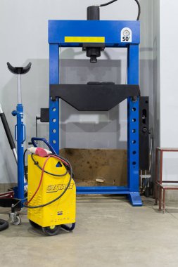 Moldova, Tiraspol - 11 Kasım 2018: Otomatik marş ve şarj aleti GYSTART 12V, araba tamir servisi. araba aküsü şarj edici.