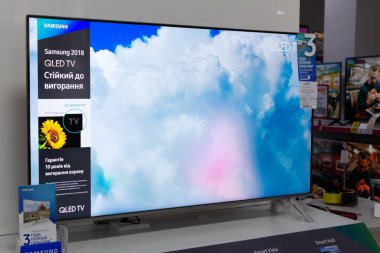 Tiraspol, Moldova - 19 Ocak 2019: Tiraspol 'deki elektronik mağazasında Samsung QLED televizyonları.