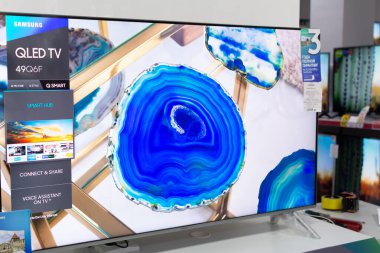 Tiraspol, Moldova - 19 Ocak 2019: Tiraspol 'deki elektronik mağazasında Samsung QLED televizyonları.