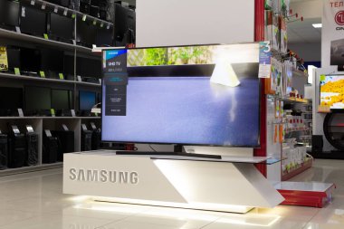 Tiraspol, Moldova - 19 Ocak 2019: Tiraspol 'deki elektronik mağazasında Samsung UHDTV televizyonları. TV aktif fonksiyonunda Dinamik Kristal Kontrolü.