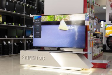 Tiraspol, Moldova - 19 Ocak 2019: Tiraspol 'deki elektronik mağazasında Samsung UHDTV televizyonları. TV aktif fonksiyonu HDR 'de.