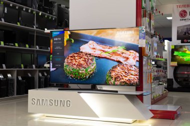 Tiraspol, Moldova - 19 Ocak 2019: Tiraspol 'deki elektronik mağazasında Samsung UHDTV televizyonları. TV etkin fonksiyonu Temiz Kablo Çözümü.
