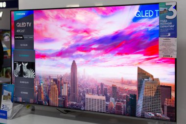 Tiraspol, Moldova - 19 Ocak 2019: Tiraspol 'deki yüksek teknoloji mağazasında Samsung televizyonları.