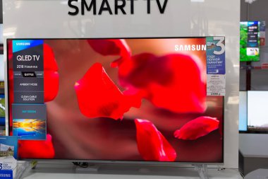 Tiraspol, Moldova - 19 Ocak 2019: Tiraspol 'deki yüksek teknoloji mağazasında Samsung televizyonları.
