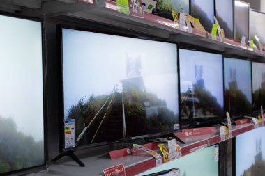 Tiraspol, Moldova - 19 Ocak 2019: Tiraspol, Moldova 'daki Store' da LCD Televizyonları Duvarı.