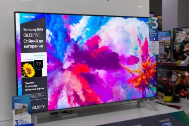 Tiraspol, Moldova - 19 Ocak 2019: Tiraspol 'deki elektronik mağazasında Samsung QLED televizyonları.