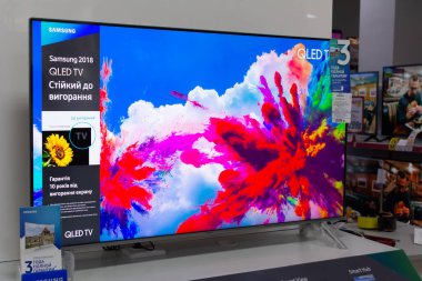Tiraspol, Moldova - 19 Ocak 2019: Tiraspol 'deki elektronik mağazasında Samsung QLED televizyonları.