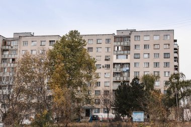 Sovyet yapımı eski bir apartman.
