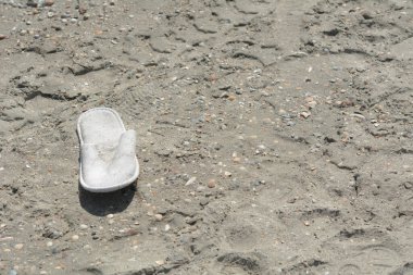 Karadeniz sahilinde beyaz otel terliği. Seçici odak