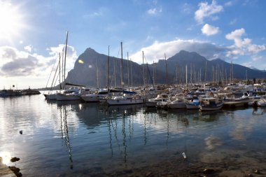 San Vito lo Capo limanı, Sicilya'da görkemli bir köy, kristal deniz.