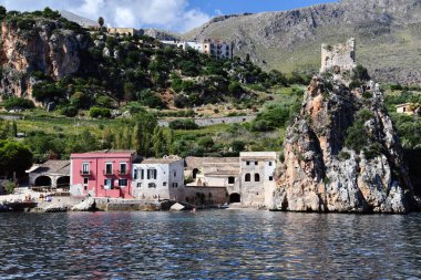 Scopello, Sicilya'da, Zingaro rezervinin yakınında, denizden görülüyor..