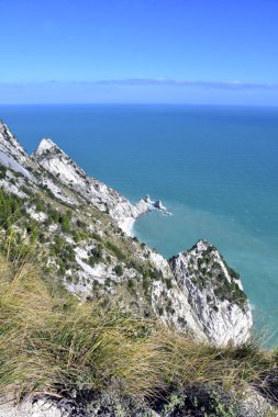 İki kız kardeşin kumsalı.