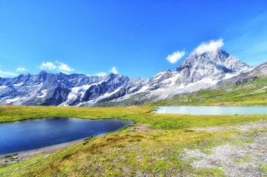 Matterhorn, Aosta Vadisi 'ndeki Cervinia' nın yukarısındaki Tramail göllerinden görüldü.