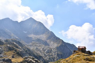 Amici kulübesi, Barma Gölü yakınlarında, Mars Dağı 'nın altında.