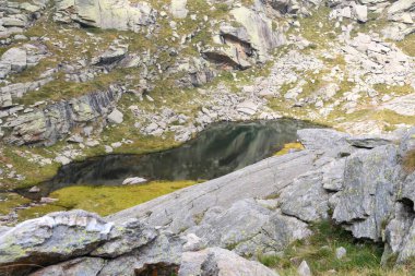Monte Camino 'nun küçük ve güzel gölü, Oropa' nın yukarısındaki Biella öncesi Alplerinde.