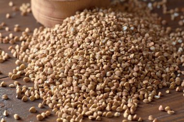 Bir demet buğday karanlık bir odada ahşap bir masa üzerinde dağınık olduğunu