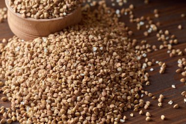 Bir demet buğday karanlık bir odada ahşap bir masa üzerinde dağınık olduğunu