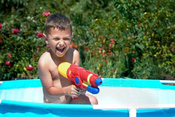 Chico Está Jugando Con Una Pistola Agua Aire Libre Emociones —  Fotos de Stock