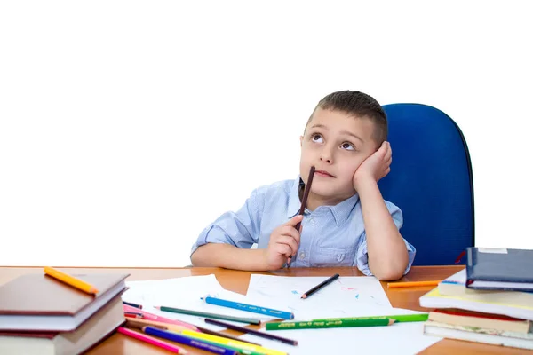 Jongen Trekt Met Potloden Wit Papier Tafel Dromerige Blik Attent — Stockfoto