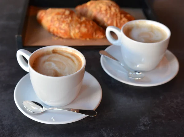 Két Fehér Csésze Kávé Frissen Sült Croissant — Stock Fotó