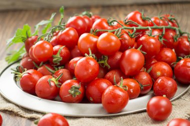 bir masa örtüsü ile bir masada taze domates