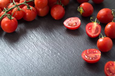 taze kiraz domates kayrak ile siyah bir tahta üzerinde dağınık