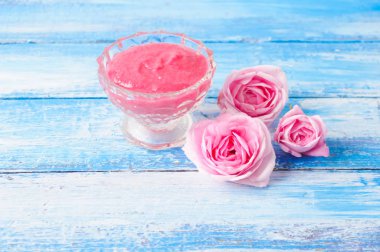 bir gülü yapılan reçel