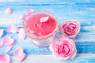 bir gülü yapılan reçel