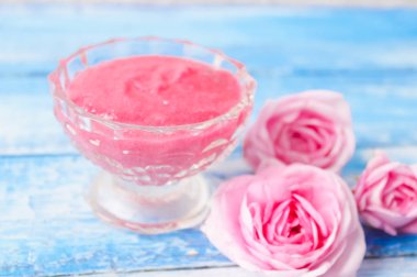 bir gülü yapılan reçel