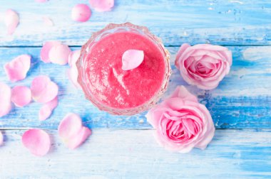 bir gülü yapılan reçel