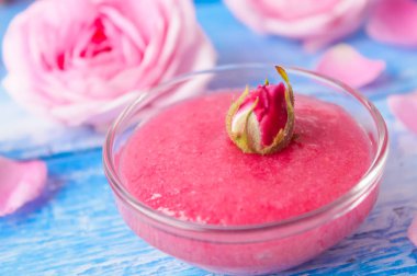 bir gülü yapılan reçel