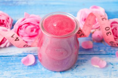 Gül yaprakları jam