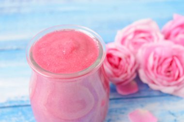 Gül yaprakları jam