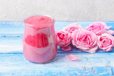 Gül yaprakları jam