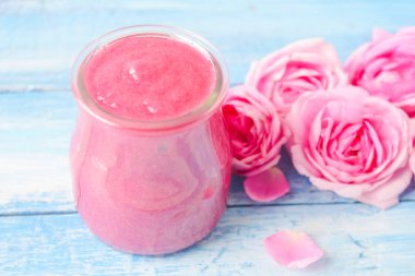 Gül yaprakları jam