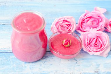 Gül yaprakları jam