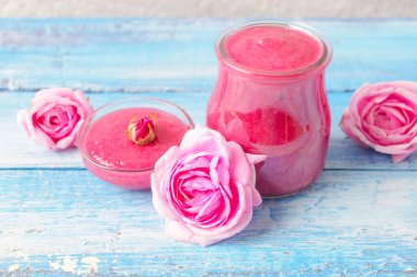 Gül yaprakları jam