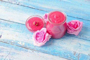 Gül yaprakları jam