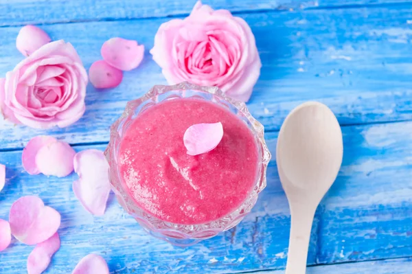 bir gülü yapılan reçel